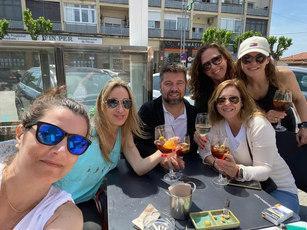 Group of friends with drinks on the Castelldefels Tapas Tour